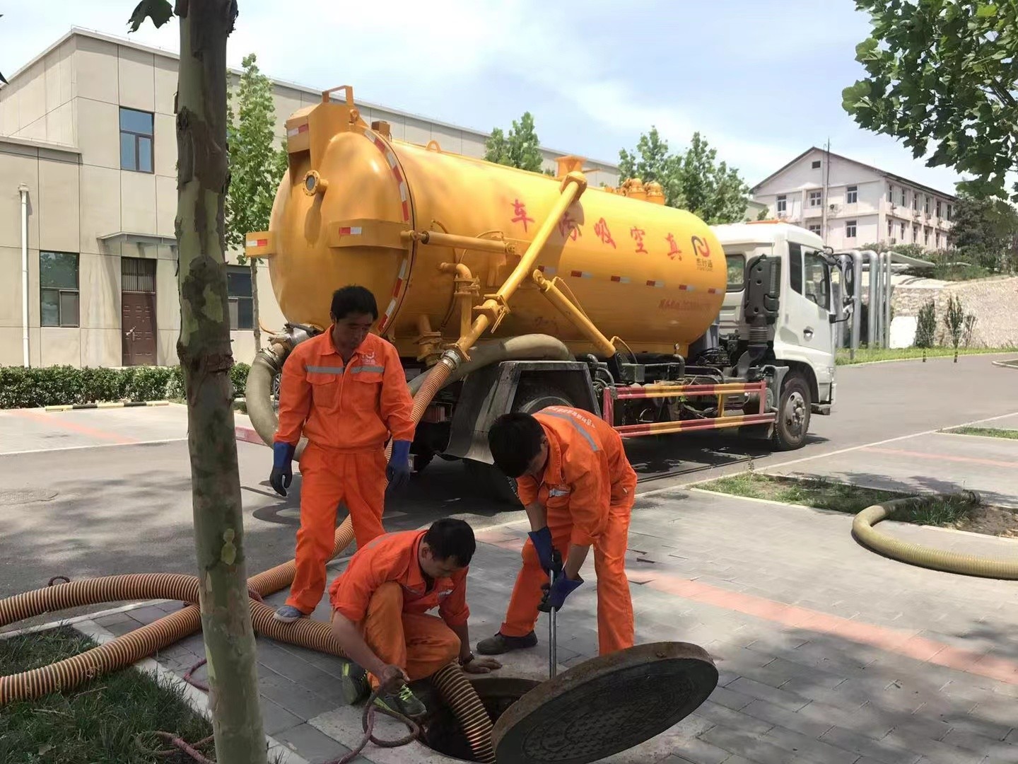 镇原管道疏通车停在窨井附近