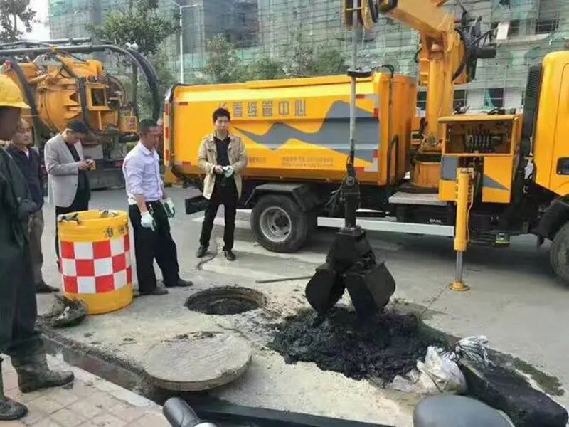 镇原街道：网格员化身“清道夫”，为民解忧疏通“堵心”化粪池