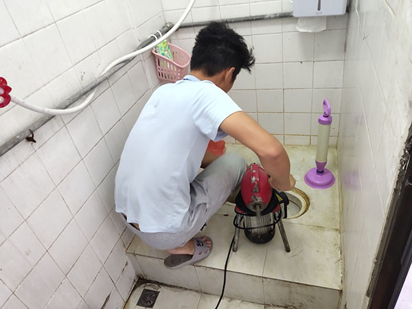 镇原肥皂掉到马桶里把马桶堵住了怎么办？马桶堵住了怎么办